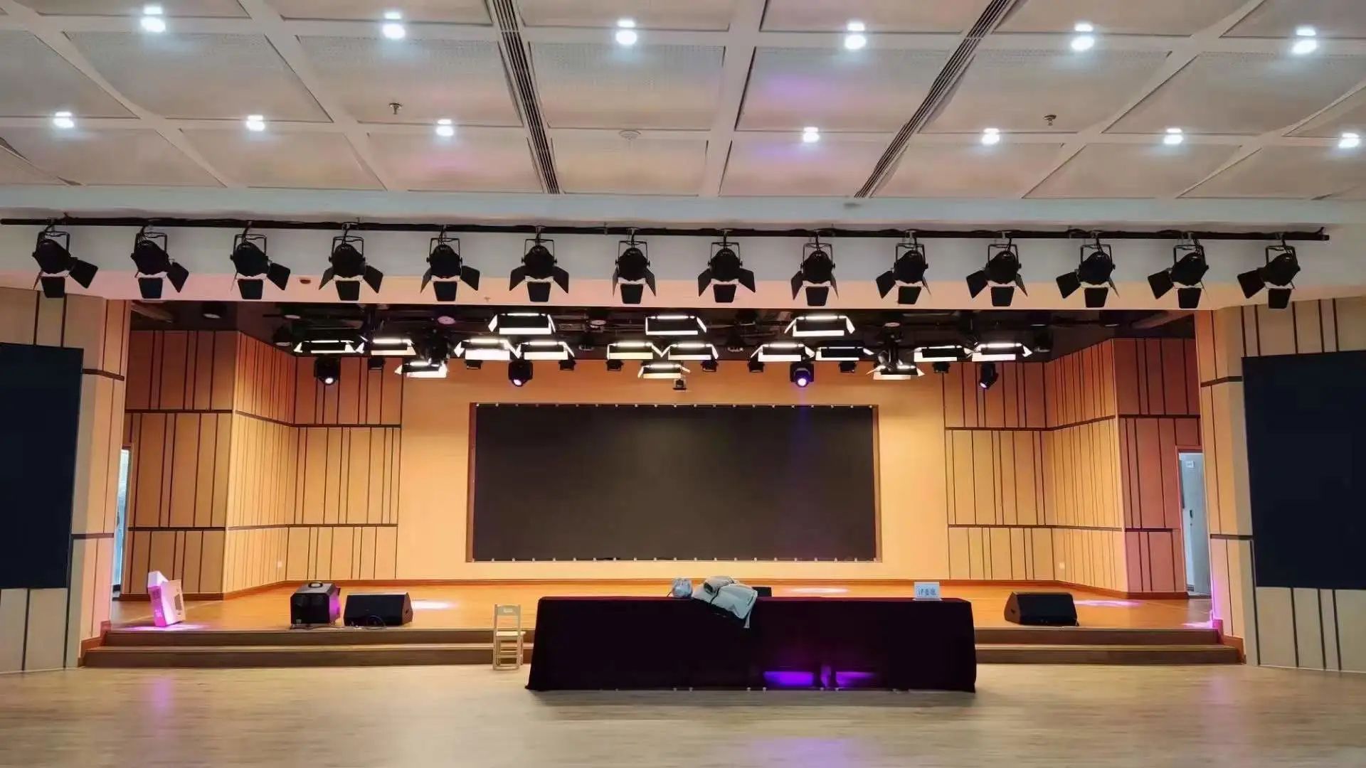 威尼斯87978797专业灯光音响扩声系统工程产品效劳于某学校礼堂！